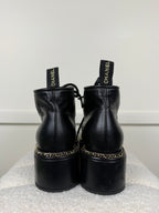 Chanel Schnürstiefel mit Kettendetails – Schwarz – Gr. 40 EU