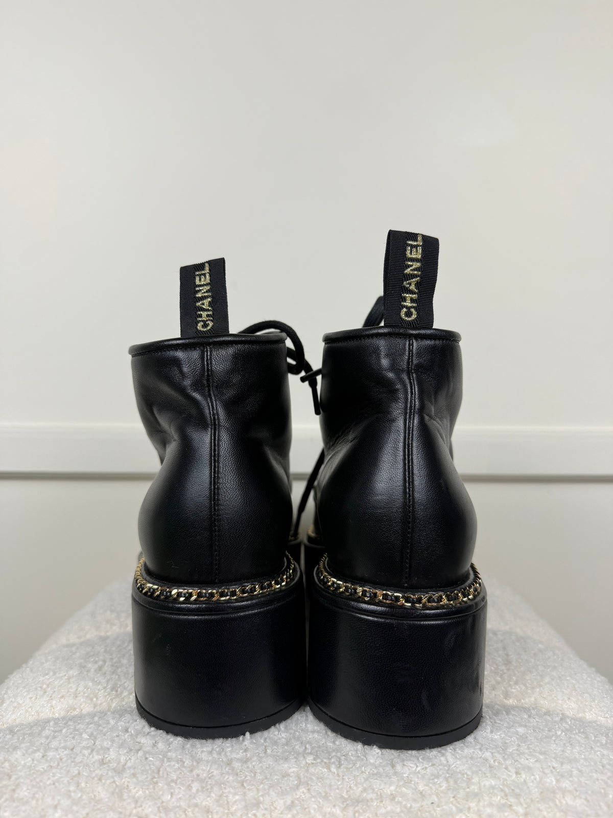 Chanel Schnürstiefel mit Kettendetails – Schwarz – Gr. 40 EU