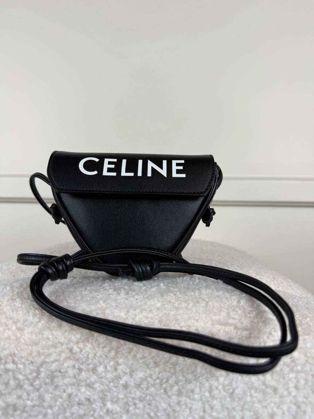 Celine Mini Triangle Umhängetasche aus Kalbsleder – Schwarz
