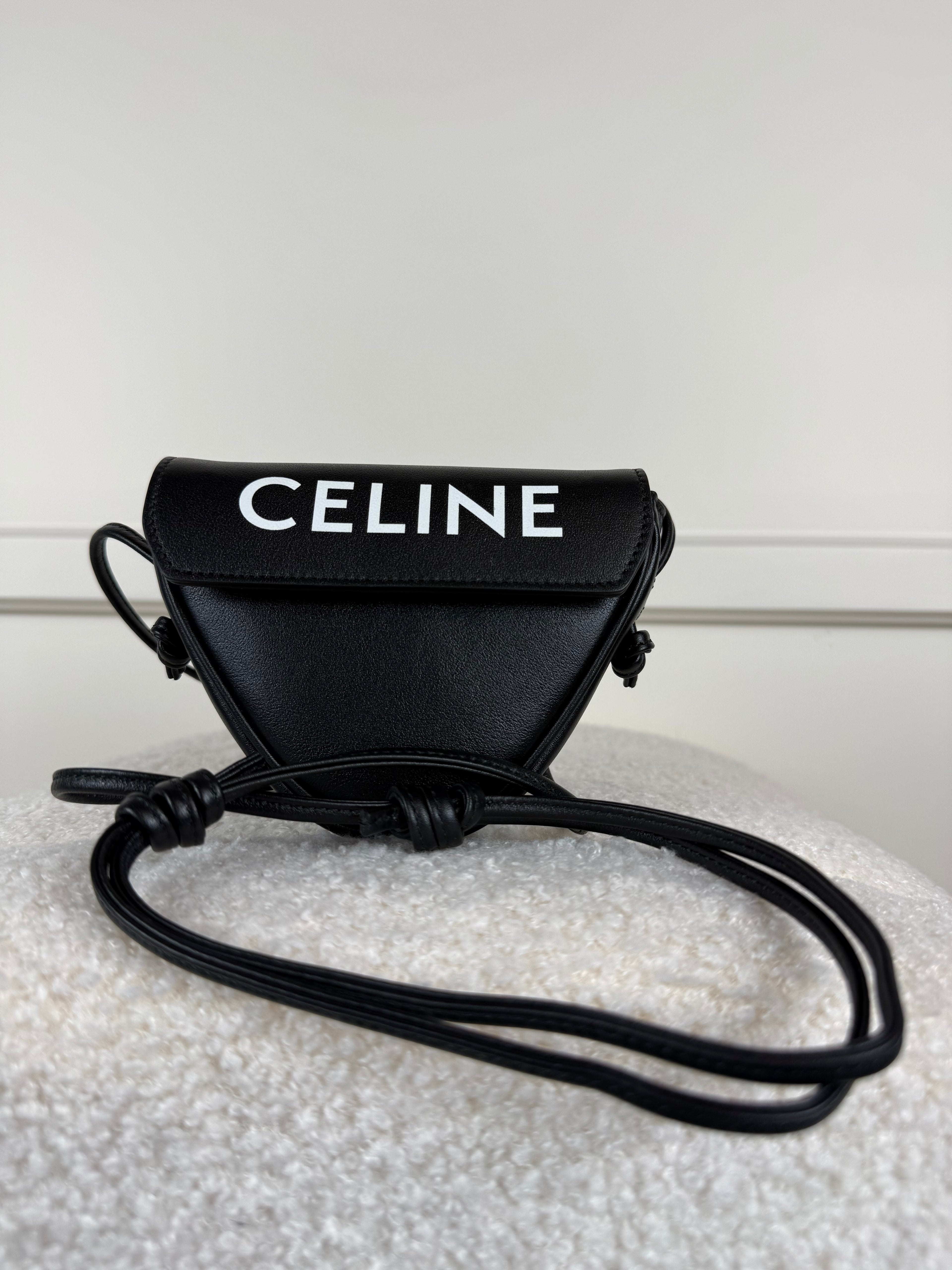 Celine Mini Triangle Umhängetasche aus Kalbsleder – Schwarz