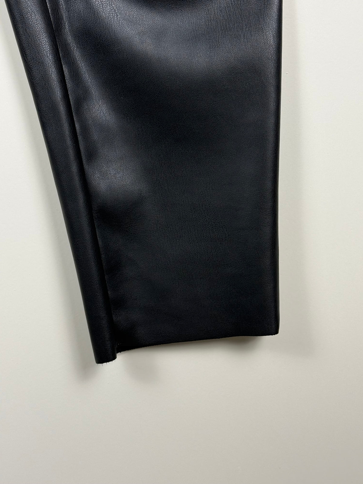 Herzen’s Angelegenheit Hose in Lederoptik – Schwarz – Gr. 36 DE