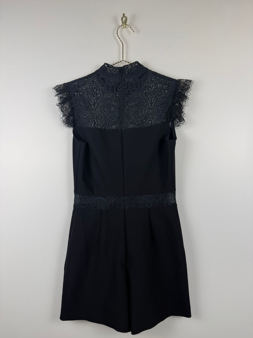 Maje Playsuit mit Spitze – Schwarz – Gr. 34 DE (36 FR)
