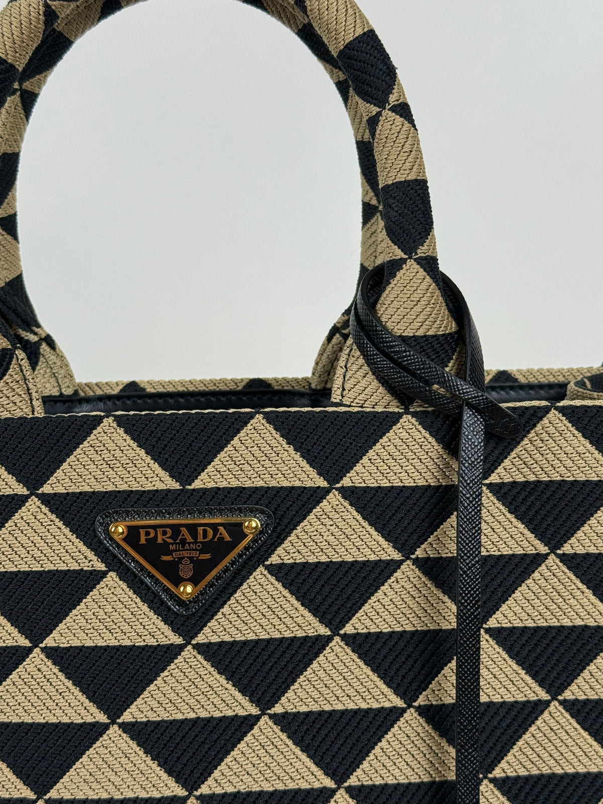 Prada Symbole Small Tote aus Jacquard – Schwarz/Beige