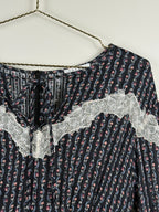 Sandro Kleid mit Blumenprint & Spitze – Dunkelblau Multi – Gr. 34 DE