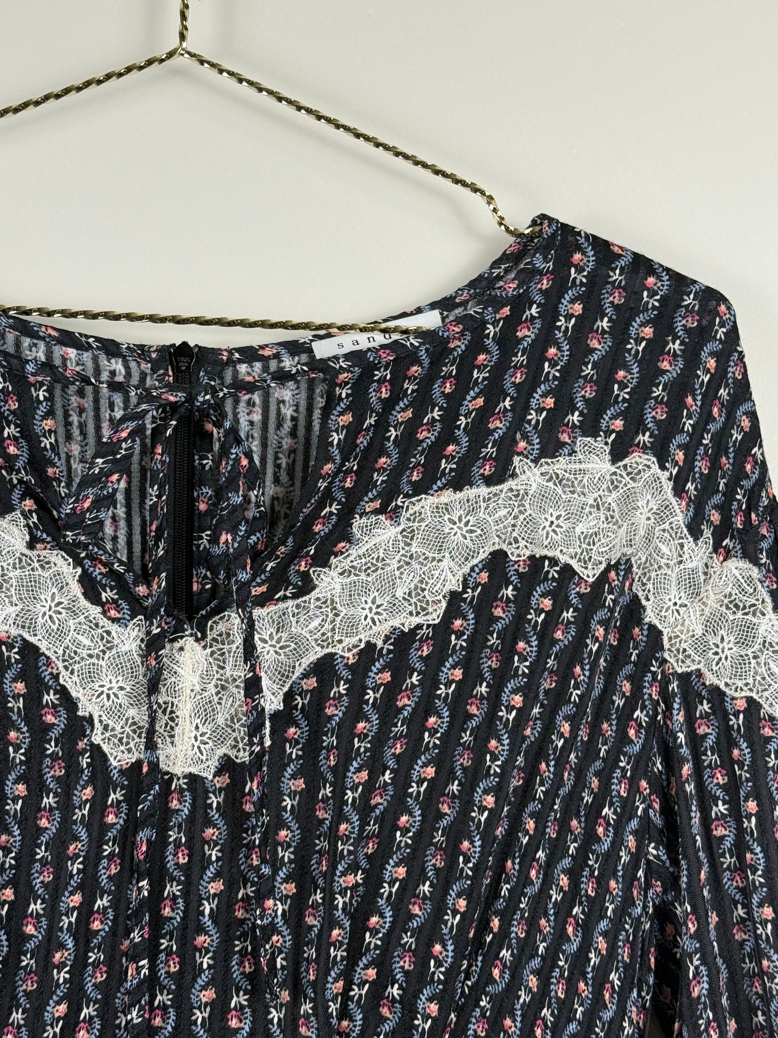 Sandro Kleid mit Blumenprint & Spitze – Dunkelblau Multi – Gr. 34 DE