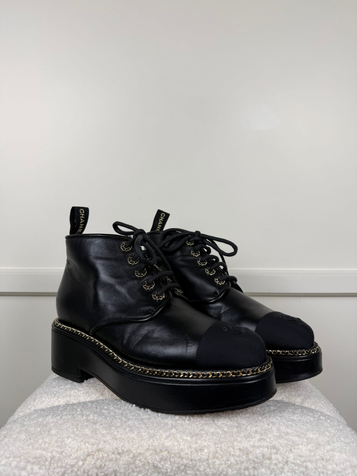 Chanel Schnürstiefel mit Kettendetails – Schwarz – Gr. 40 EU