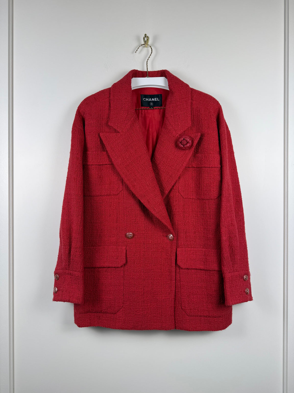 Chanel Tweed-Blazer mit Kamelien-Brosche – Rot – Gr. 38 DE (40 FR) – 2022