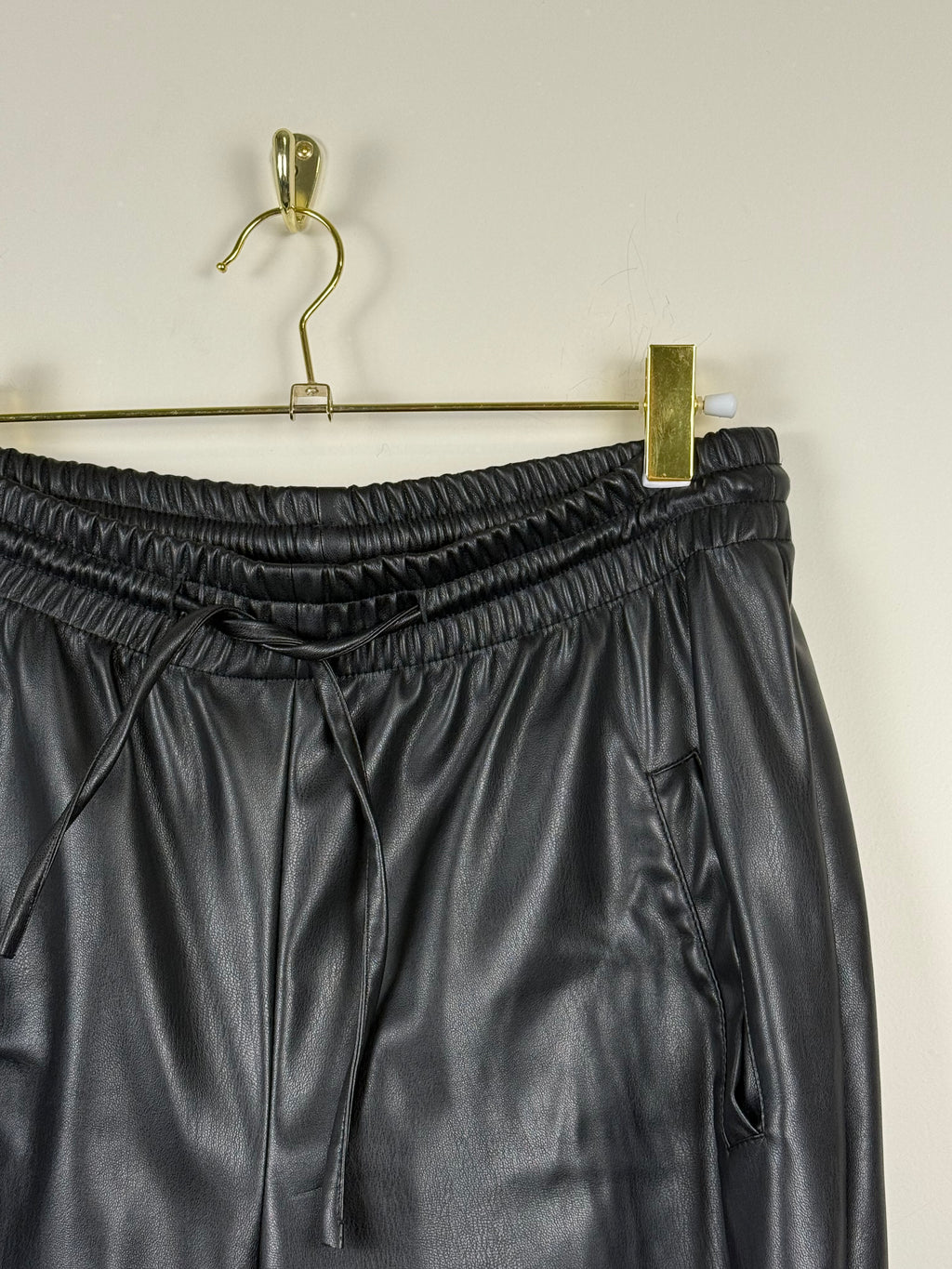 Herzen’s Angelegenheit Hose in Lederoptik – Schwarz – Gr. 36 DE