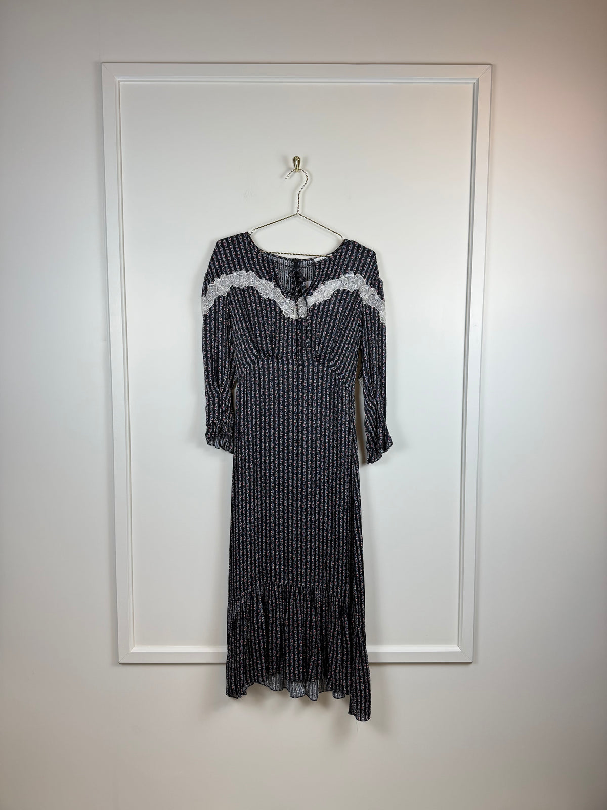 Sandro Kleid mit Blumenprint & Spitze – Dunkelblau Multi – Gr. 34 DE