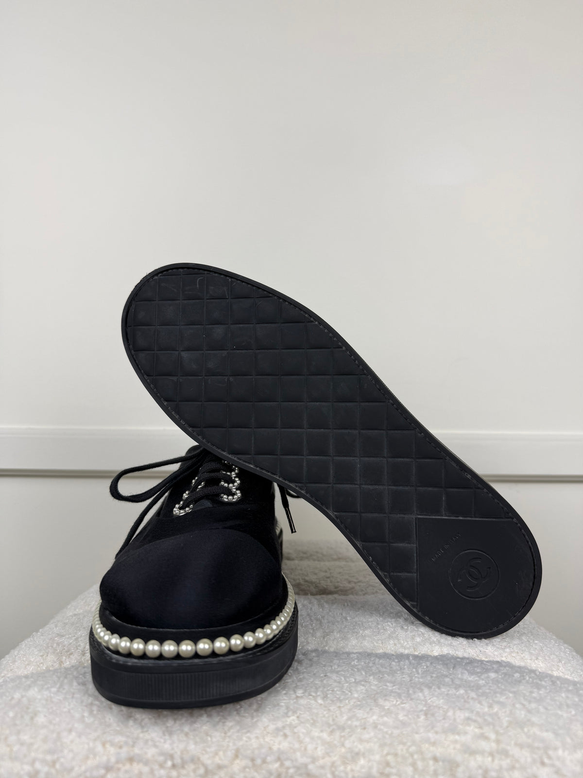Chanel Lace-Up Schuhe mit Perlen – Schwarz – Gr. 39.5 EU
