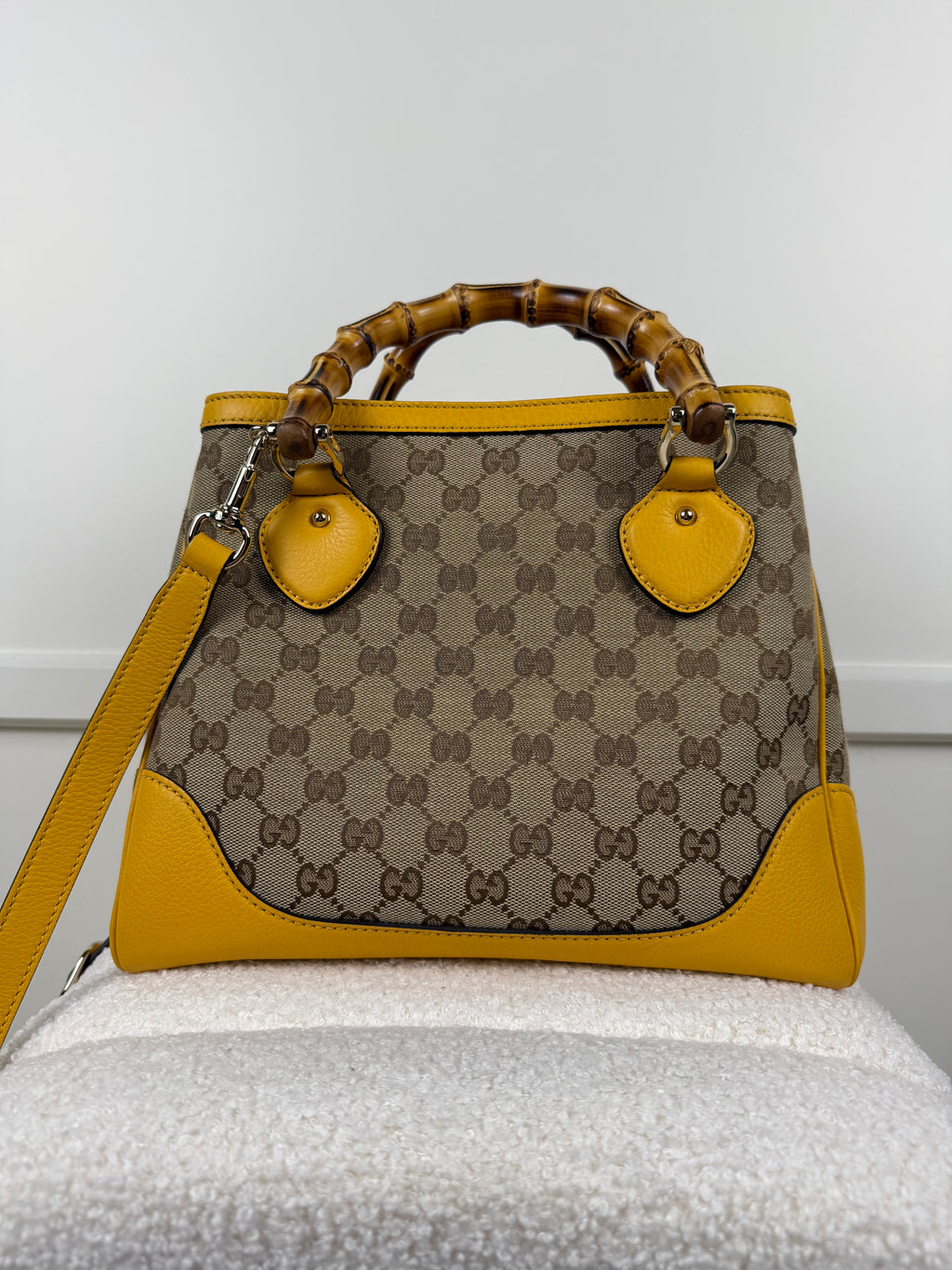 Gucci Bamboo Diana Satchel-Tasche aus GG Canvas – Gelb