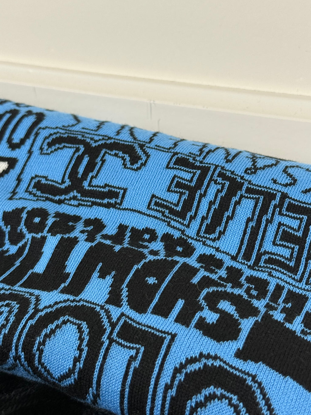 Chanel Schal mit Schriftzug – Blau/Schwarz – Baumwolle/Kaschmir
