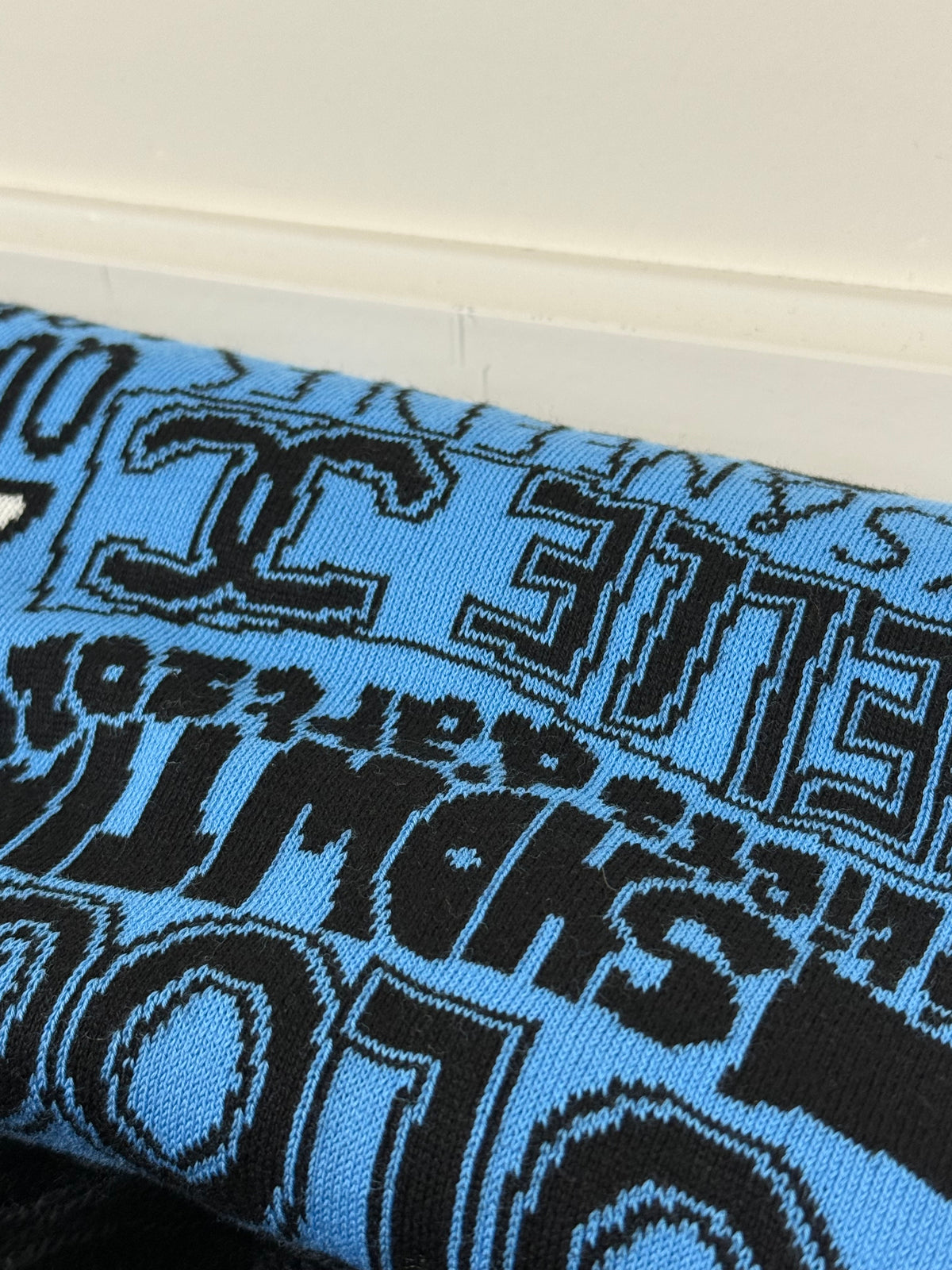 Chanel Schal mit Schriftzug – Blau/Schwarz – Baumwolle/Kaschmir