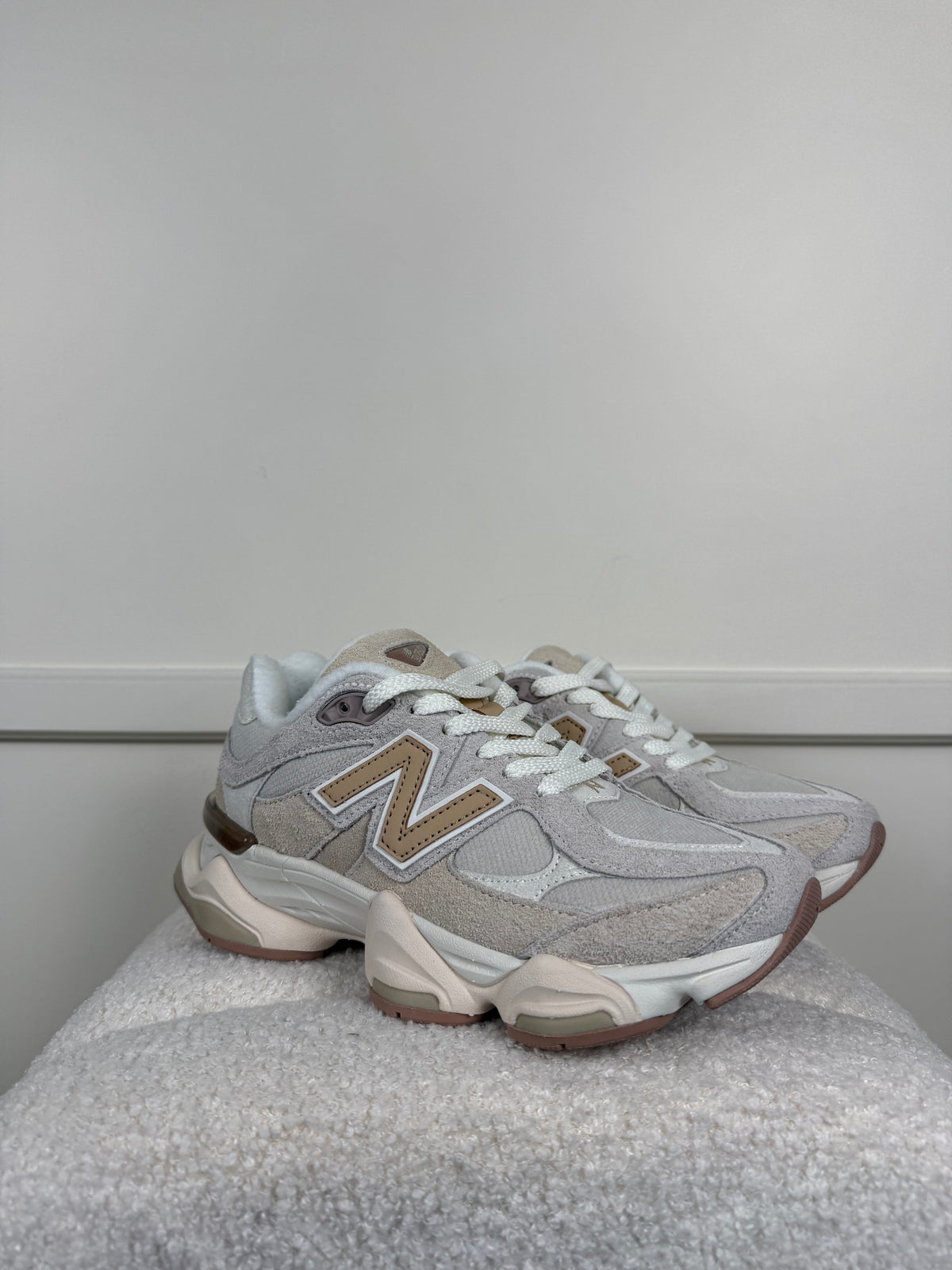 New Balance 9060 Sneakers – Beige/Weiss – Gr. 38.5 EU