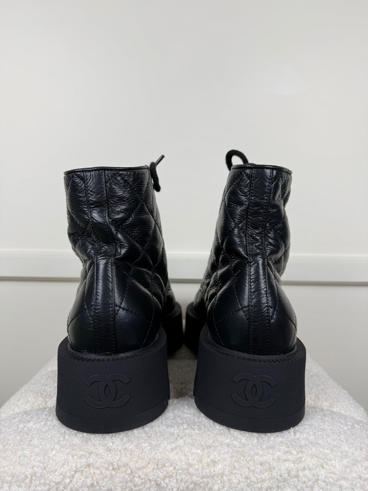 Chanel Interlocking CC Logo Combat Boots – Schwarz – Gr. 39.5 EU