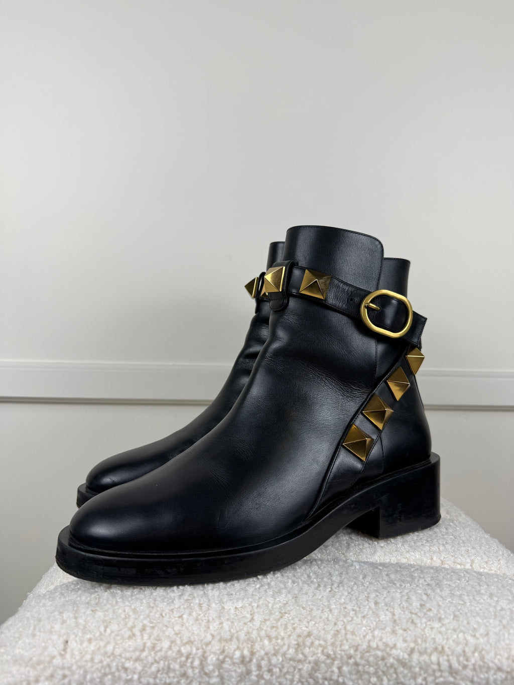 Valentino Boots – Schwarz mit Gold Details – Gr. 38 EU