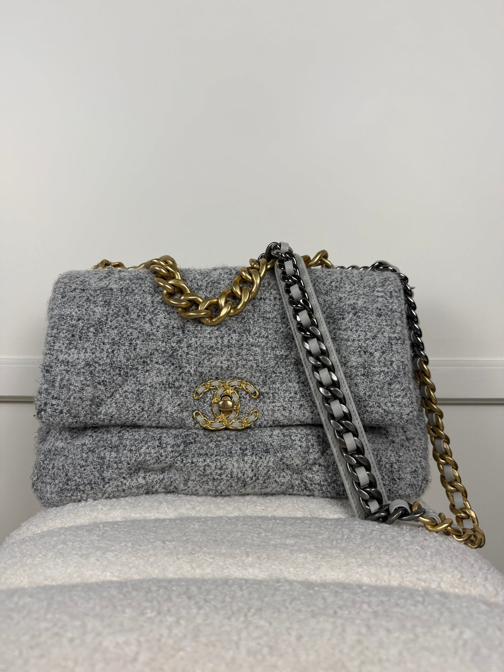 Chanel 19 Large Tweed Tasche – Grau