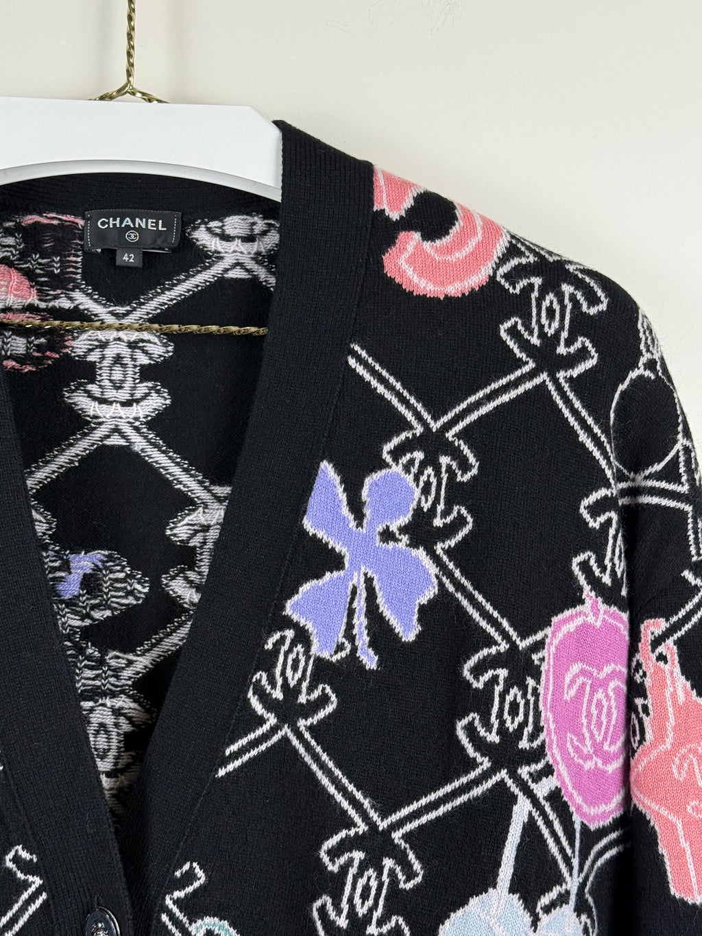 Chanel Kaschmir-Cardigan mit CC-Motiv – Mehrfarbig – Gr. 40 DE (42 FR)