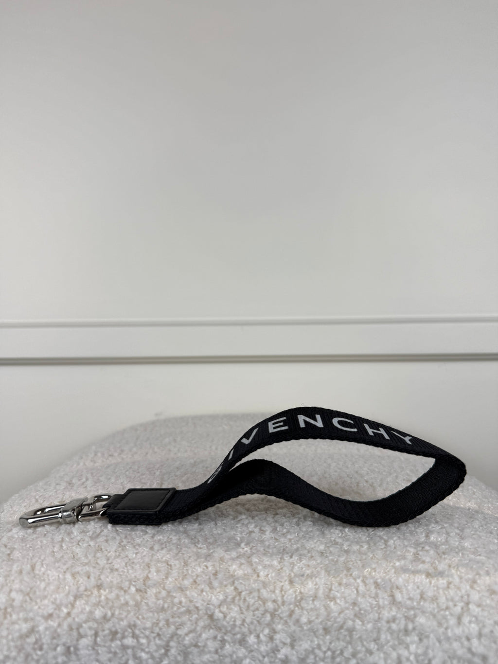 Givenchy Logo Schlüsselanhänger – Schwarz