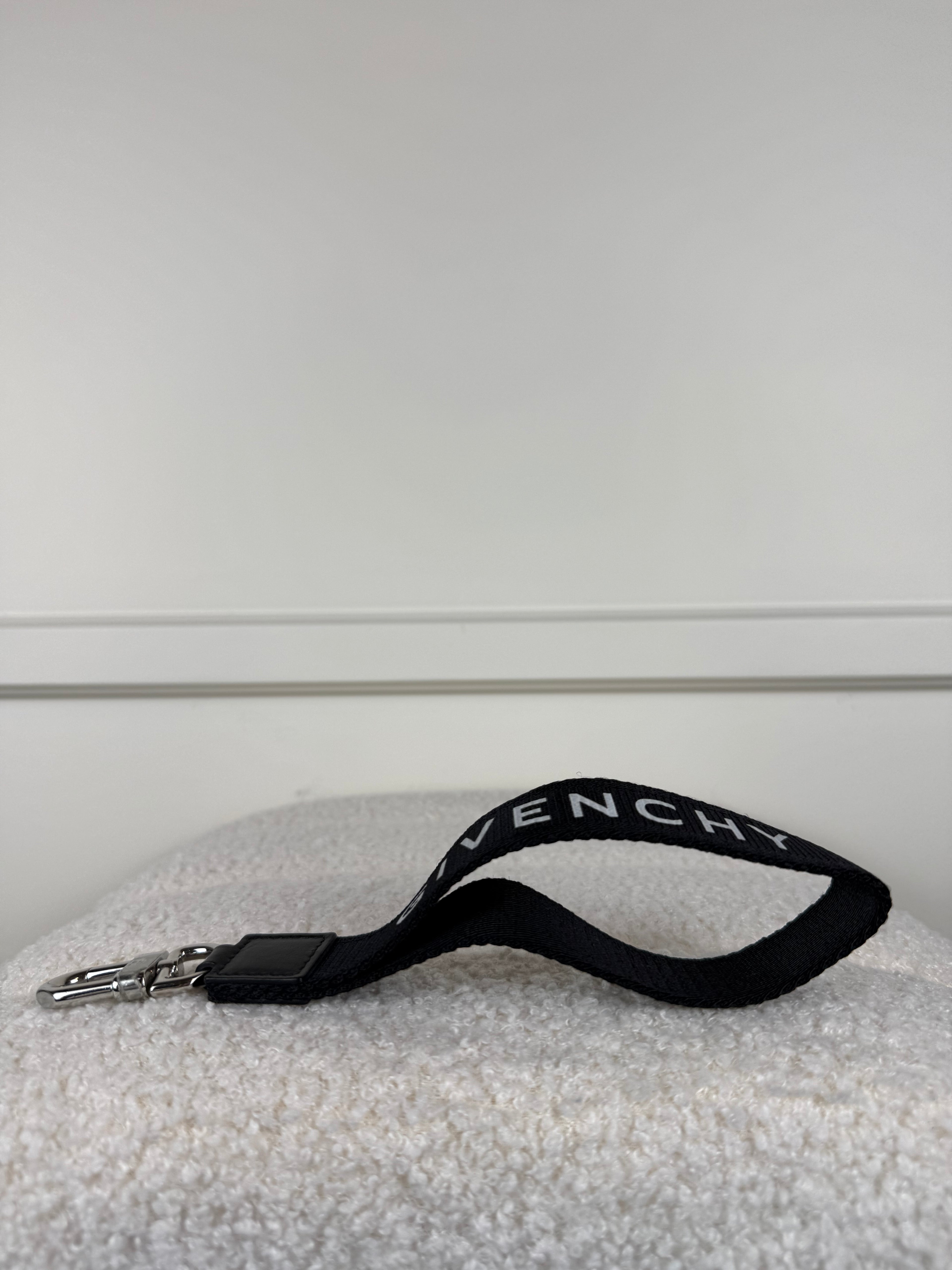 Givenchy Logo Schlüsselanhänger – Schwarz
