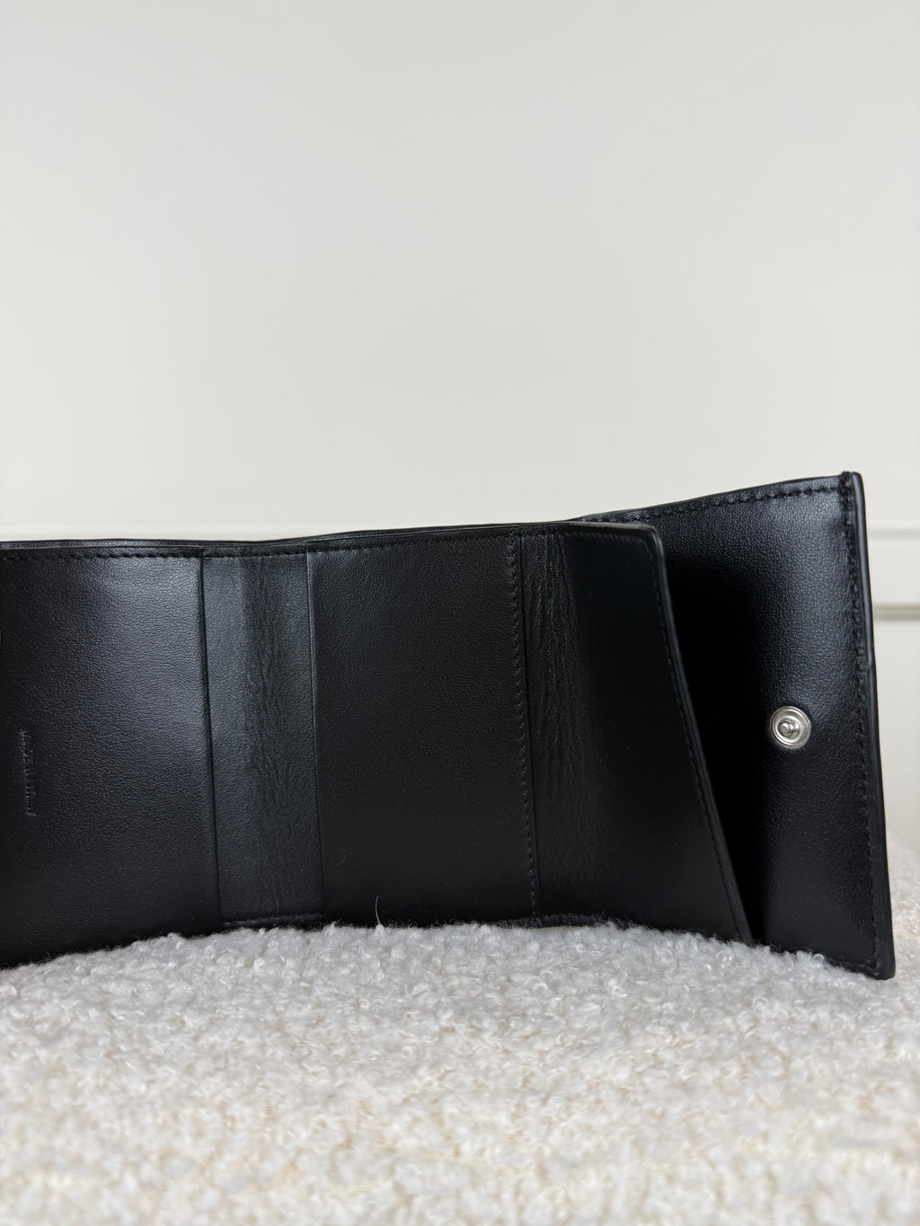 Celine Tri-Fold Portemonnaie aus genarbtem Kalbsleder – Schwarz