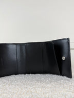 Celine Tri-Fold Portemonnaie aus genarbtem Kalbsleder – Schwarz