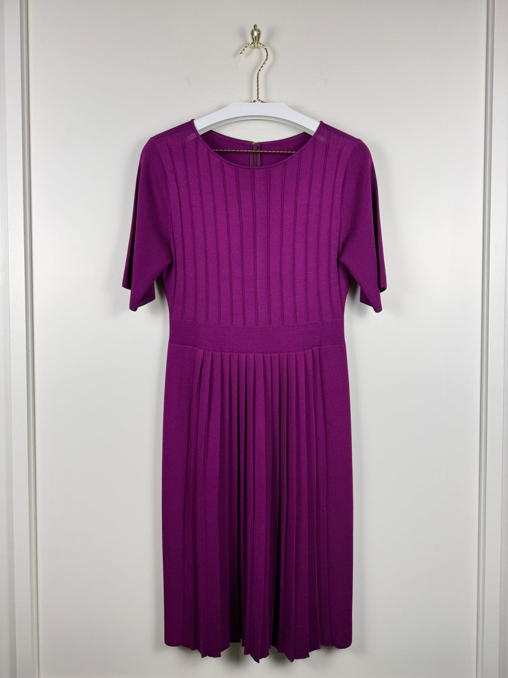 St. John Strickkleid mit Plisseerock – Violett – Gr. 40 DE (US 10)