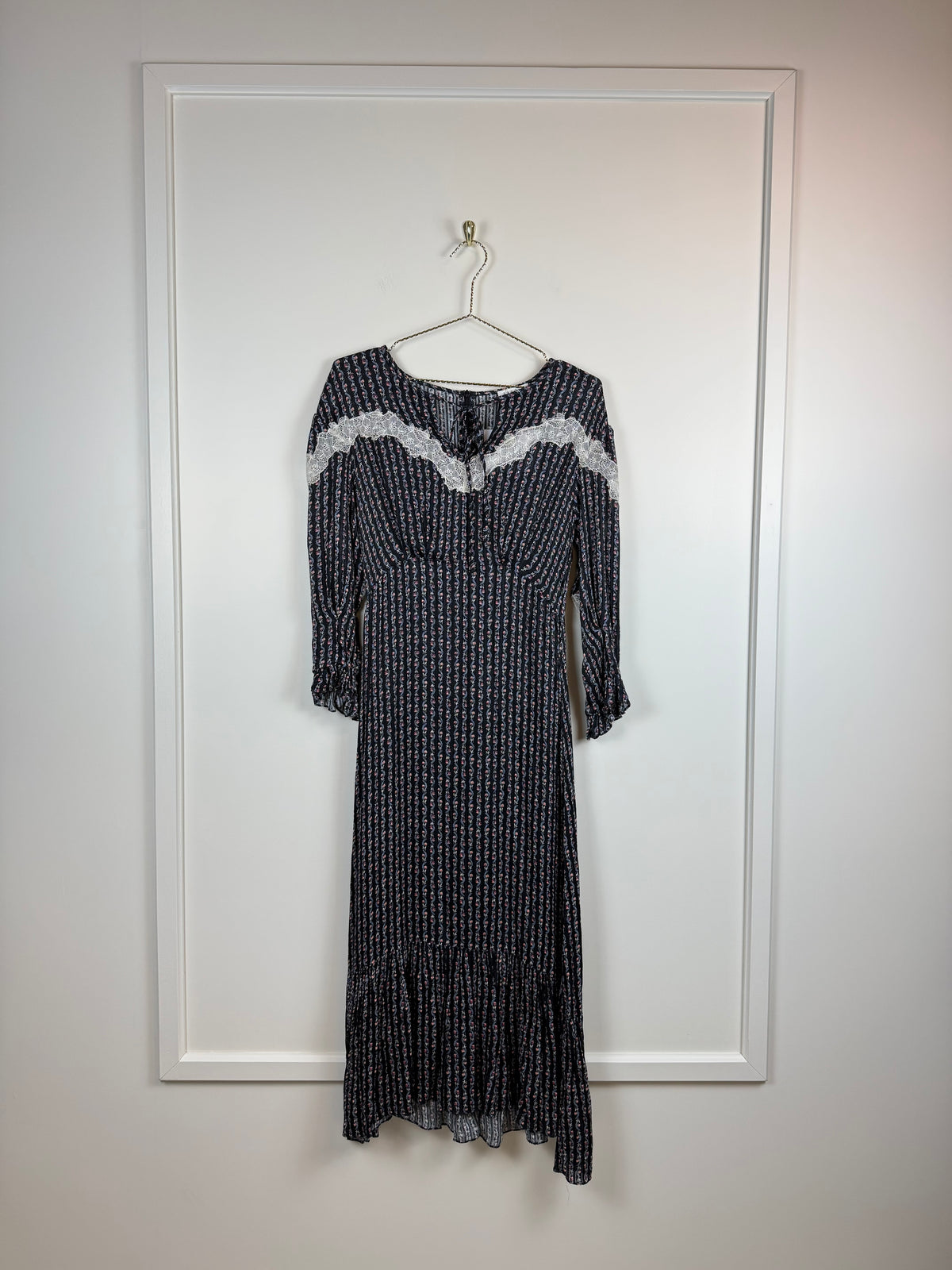 Sandro Kleid mit Blumenprint & Spitze – Dunkelblau Multi – Gr. 34 DE