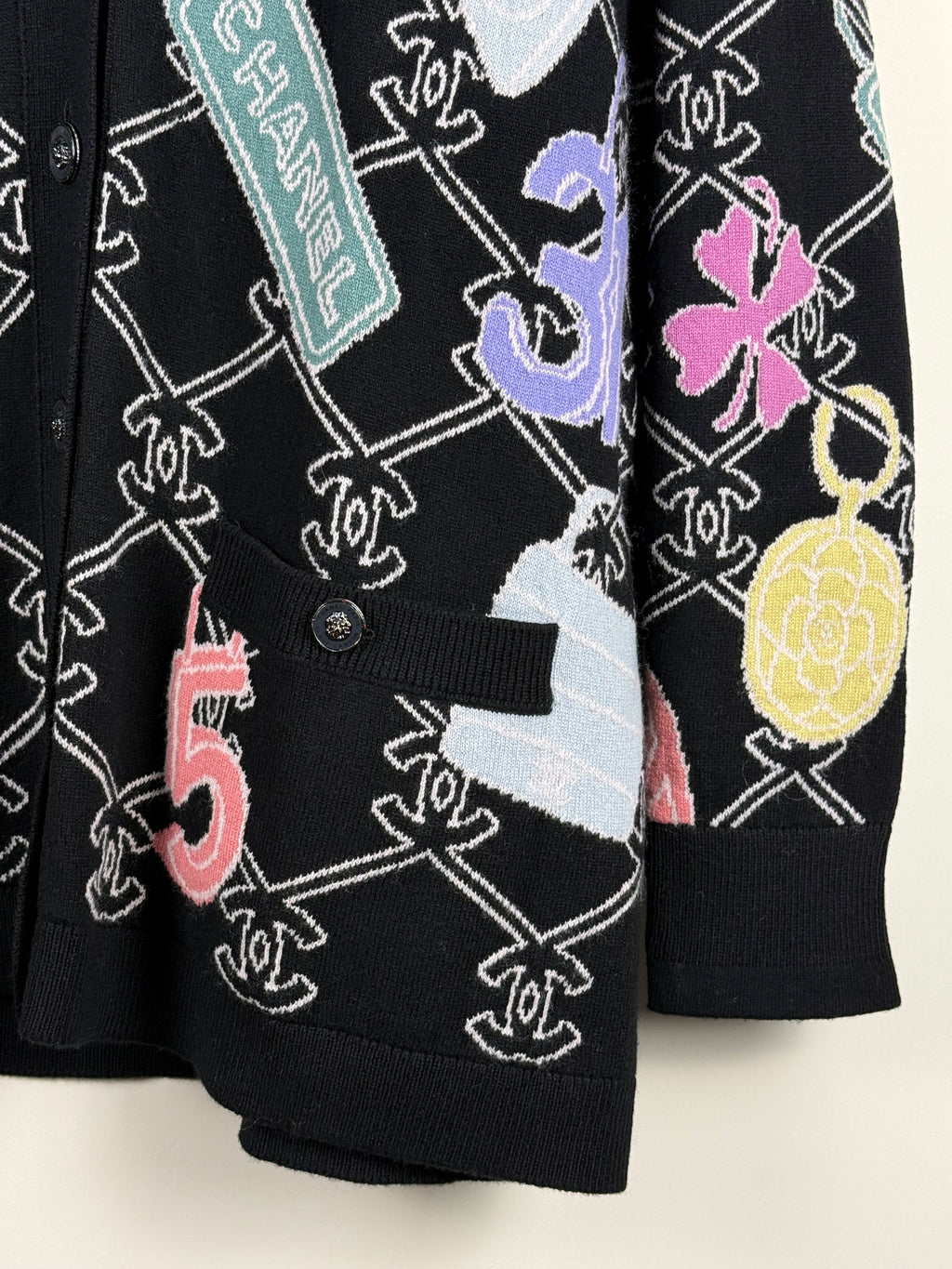 Chanel Kaschmir-Cardigan mit CC-Motiv – Mehrfarbig – Gr. 40 DE (42 FR)