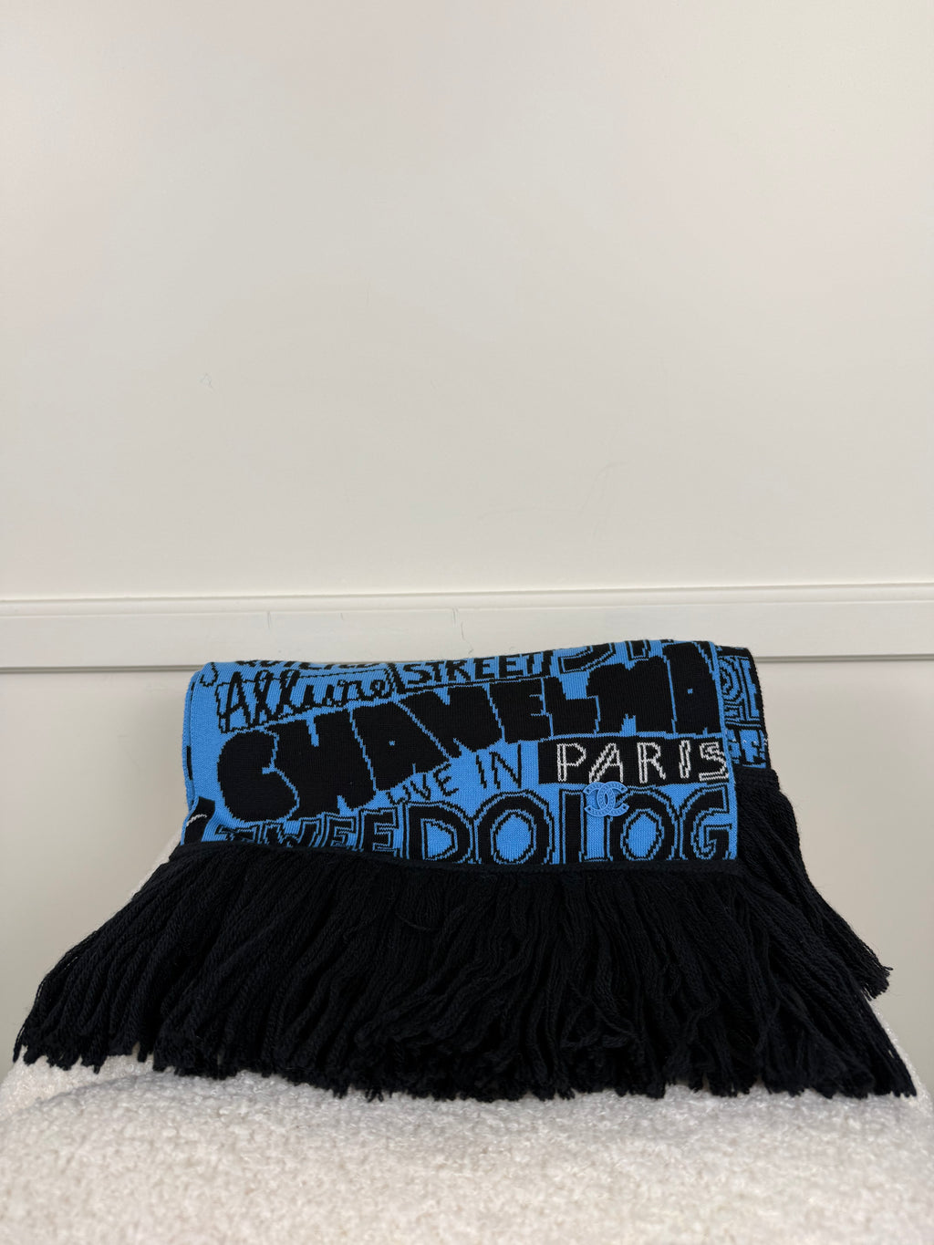 Chanel Schal mit Schriftzug – Blau/Schwarz – Baumwolle/Kaschmir