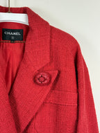 Chanel Tweed-Blazer mit Kamelien-Brosche – Rot – Gr. 38 DE (40 FR) – 2022