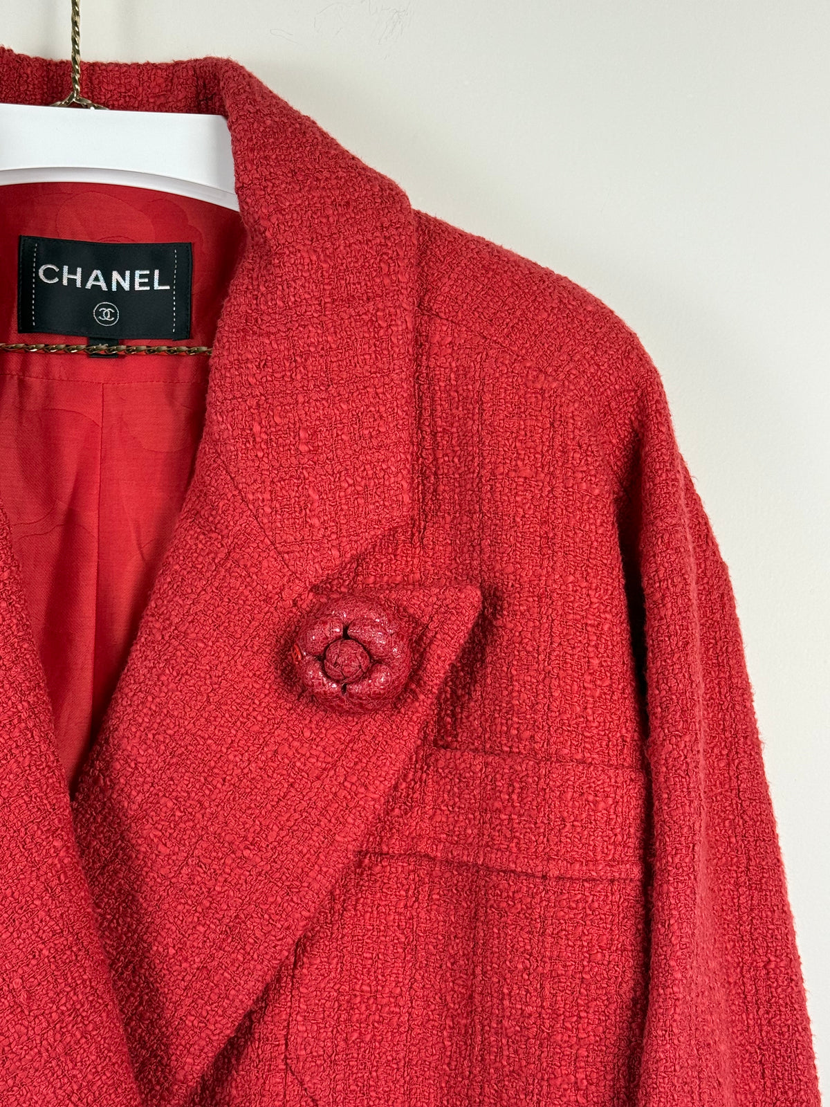 Chanel Tweed-Blazer mit Kamelien-Brosche – Rot – Gr. 38 DE (40 FR) – 2022