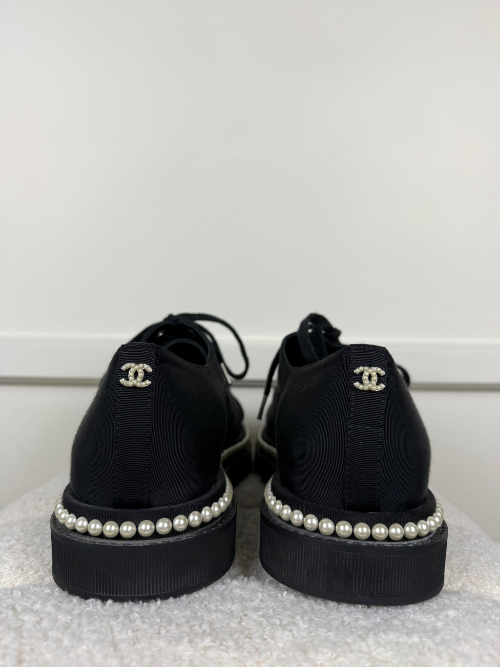 Chanel Lace-Up Schuhe mit Perlen – Schwarz – Gr. 39.5 EU