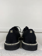 Chanel Lace-Up Schuhe mit Perlen – Schwarz – Gr. 39.5 EU