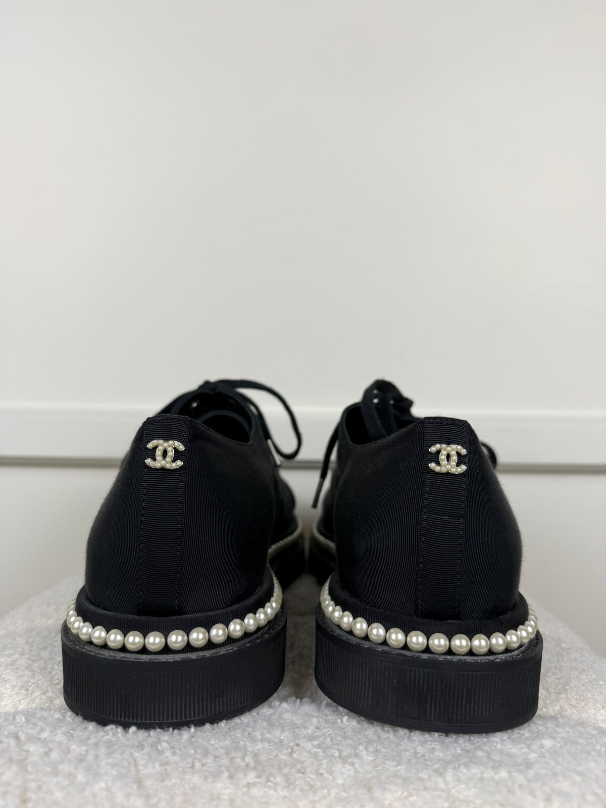 Chanel Lace-Up Schuhe mit Perlen – Schwarz – Gr. 39.5 EU