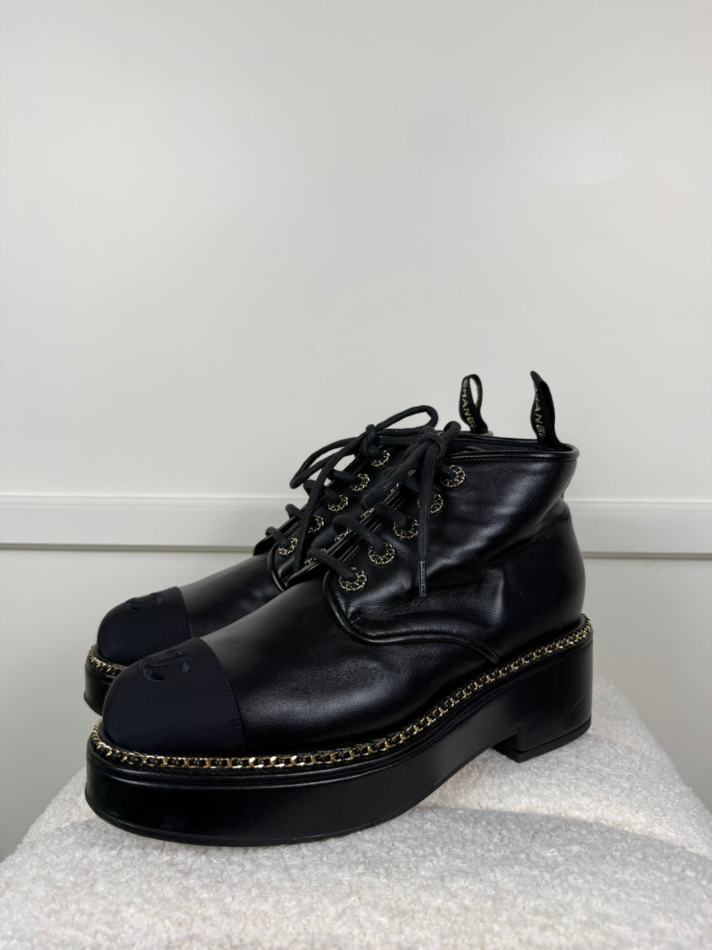Chanel Schnürstiefel mit Kettendetails – Schwarz – Gr. 40 EU