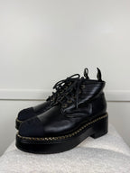 Chanel Schnürstiefel mit Kettendetails – Schwarz – Gr. 40 EU