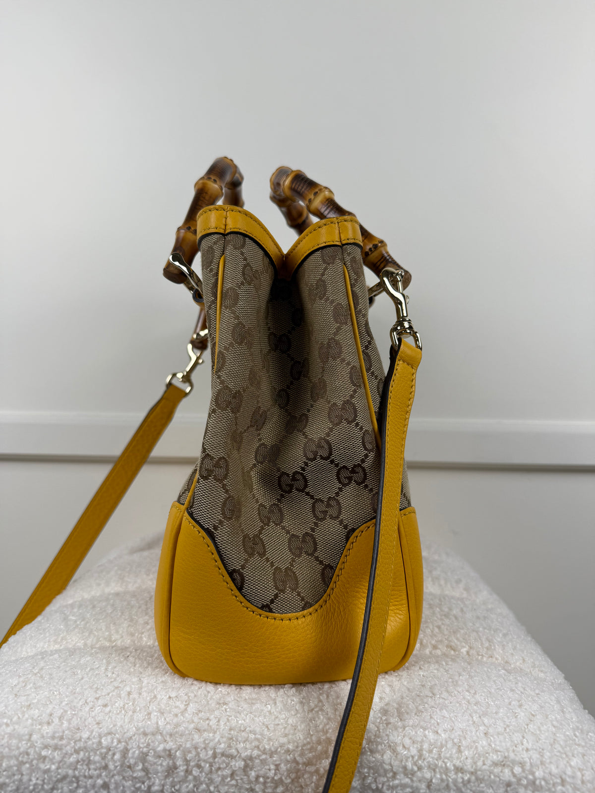 Gucci Bamboo Diana Satchel-Tasche aus GG Canvas – Gelb