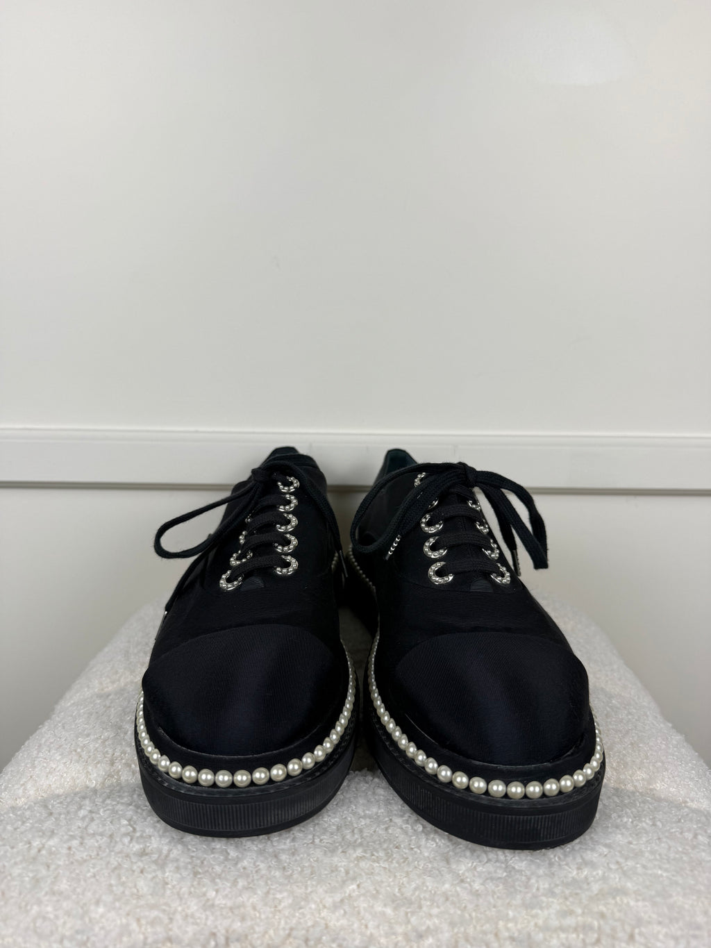 Chanel Lace-Up Schuhe mit Perlen – Schwarz – Gr. 39.5 EU