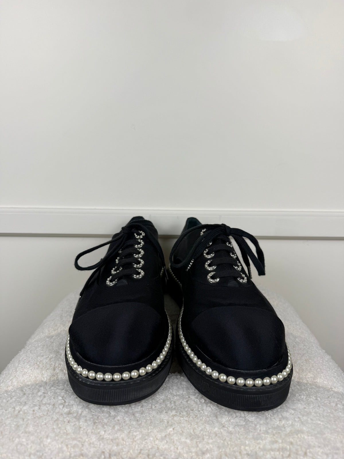 Chanel Lace-Up Schuhe mit Perlen – Schwarz – Gr. 39.5 EU