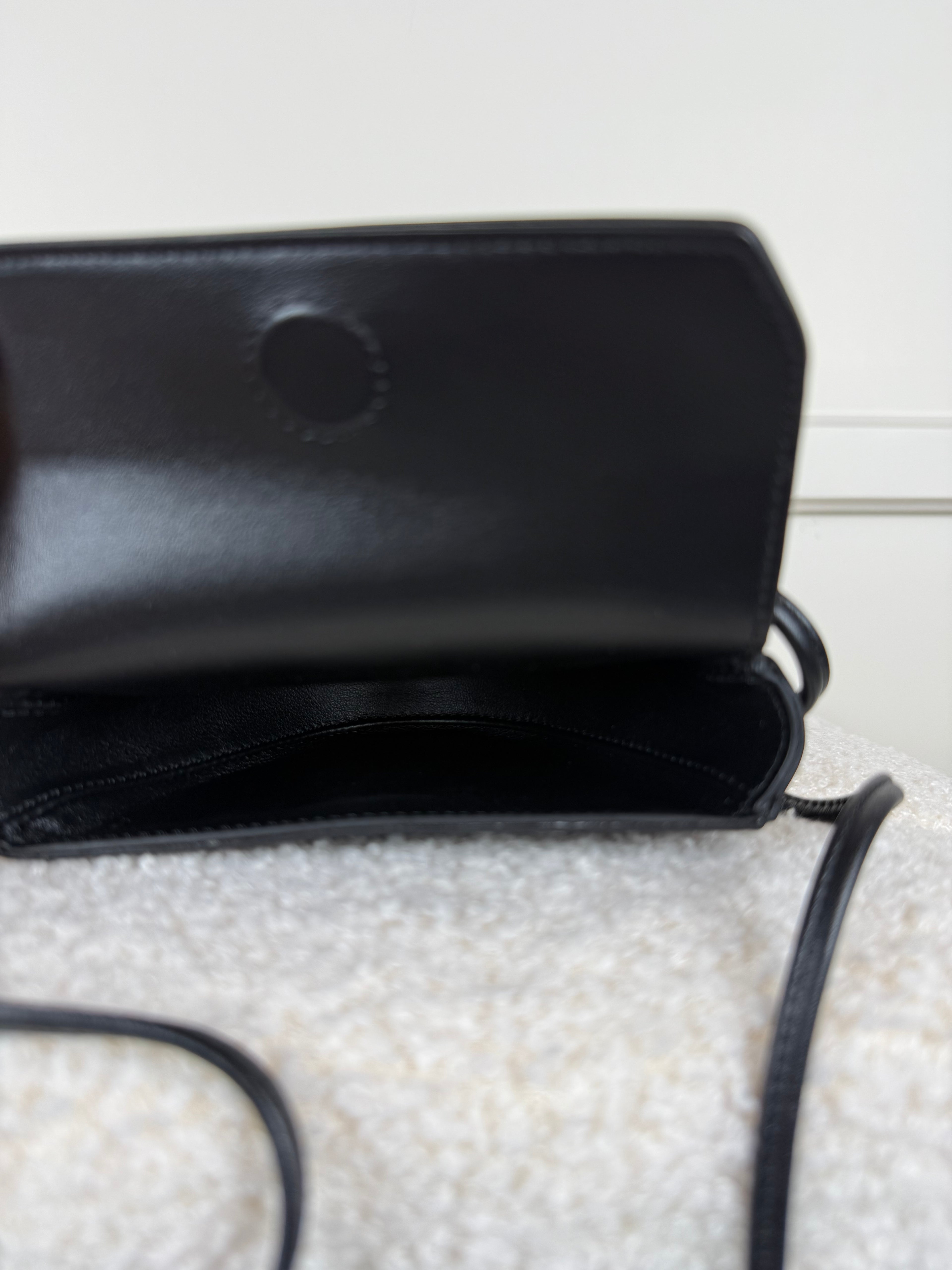 Celine Mini Triangle Umhängetasche aus Kalbsleder – Schwarz