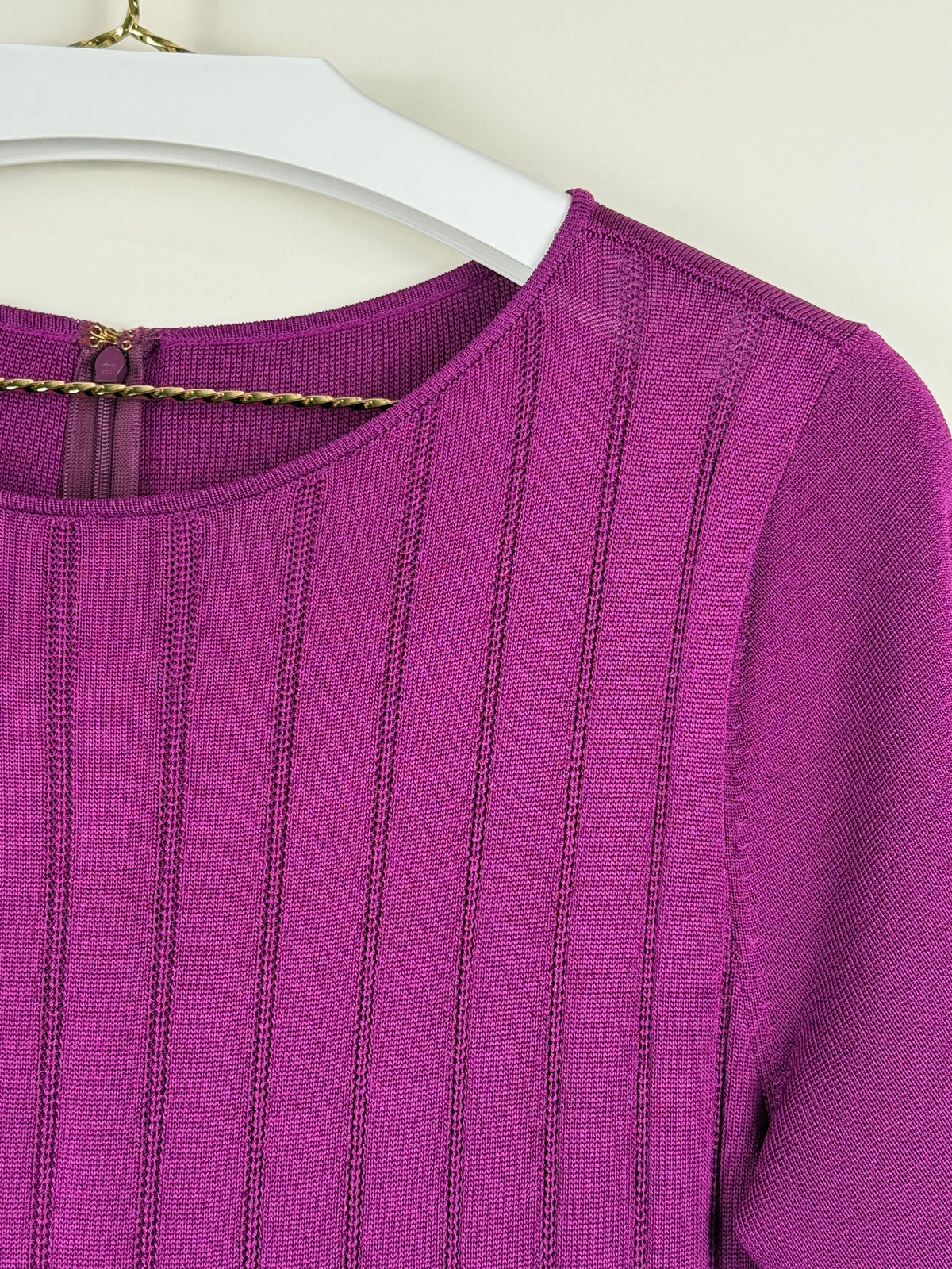 St. John Strickkleid mit Plisseerock – Violett – Gr. 40 DE (US 10)