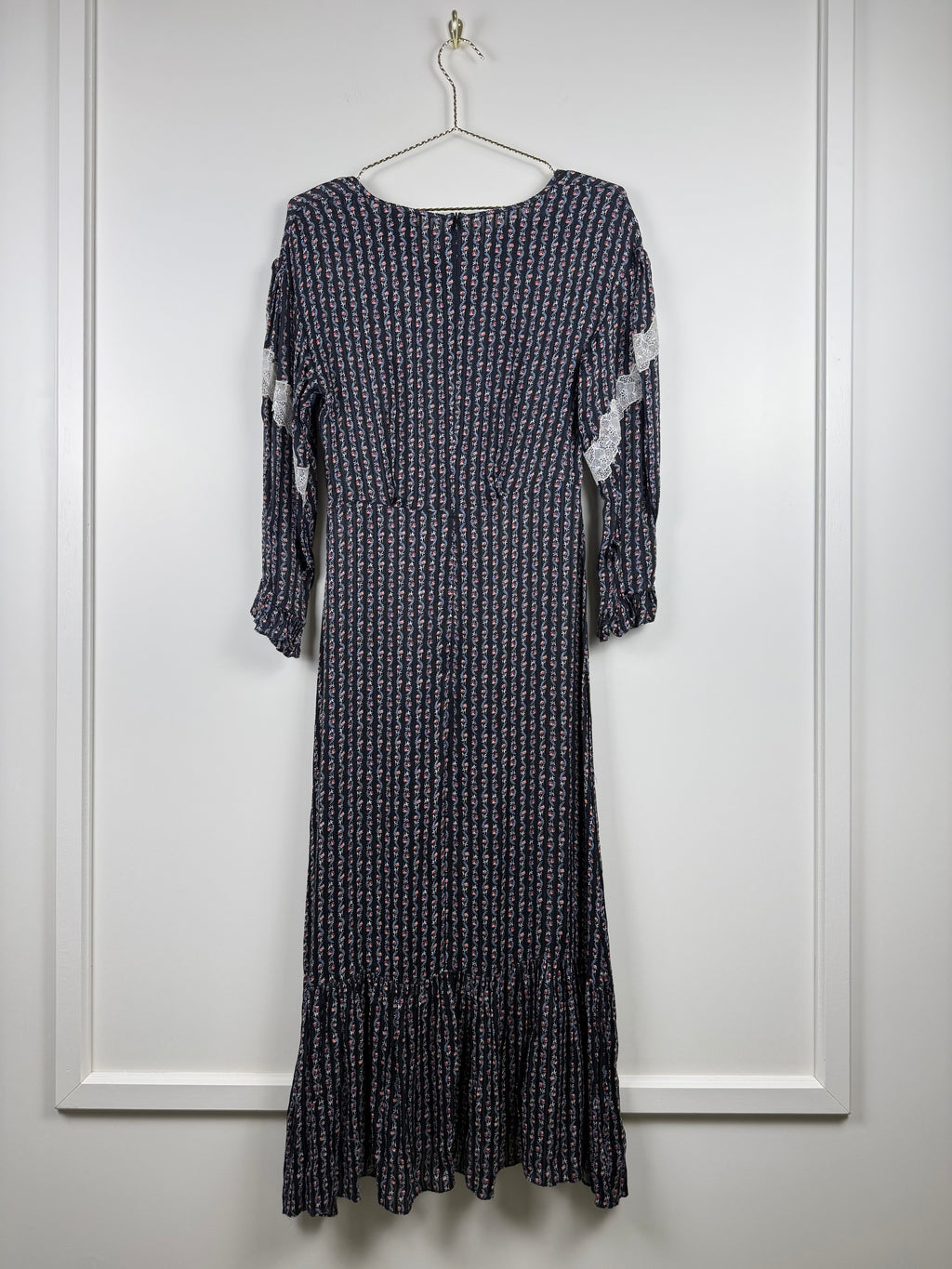 Sandro Kleid mit Blumenprint & Spitze – Dunkelblau Multi – Gr. 34 DE