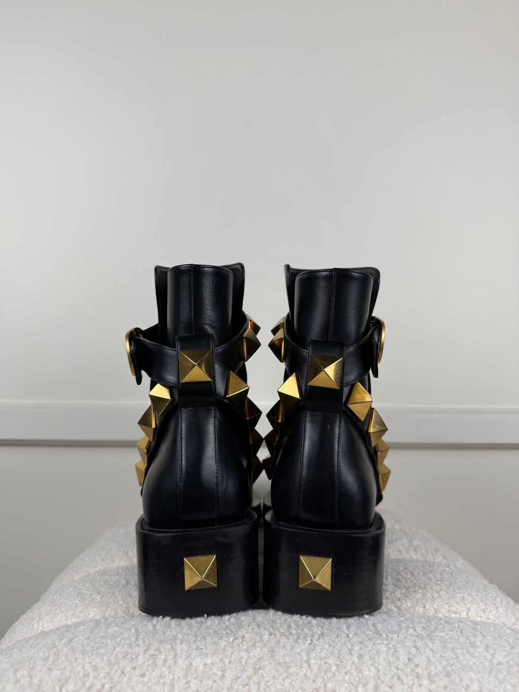Valentino Boots – Schwarz mit Gold Details – Gr. 38 EU