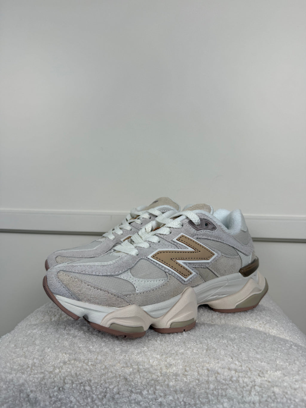 New Balance 9060 Sneakers – Beige/Weiss – Gr. 38.5 EU