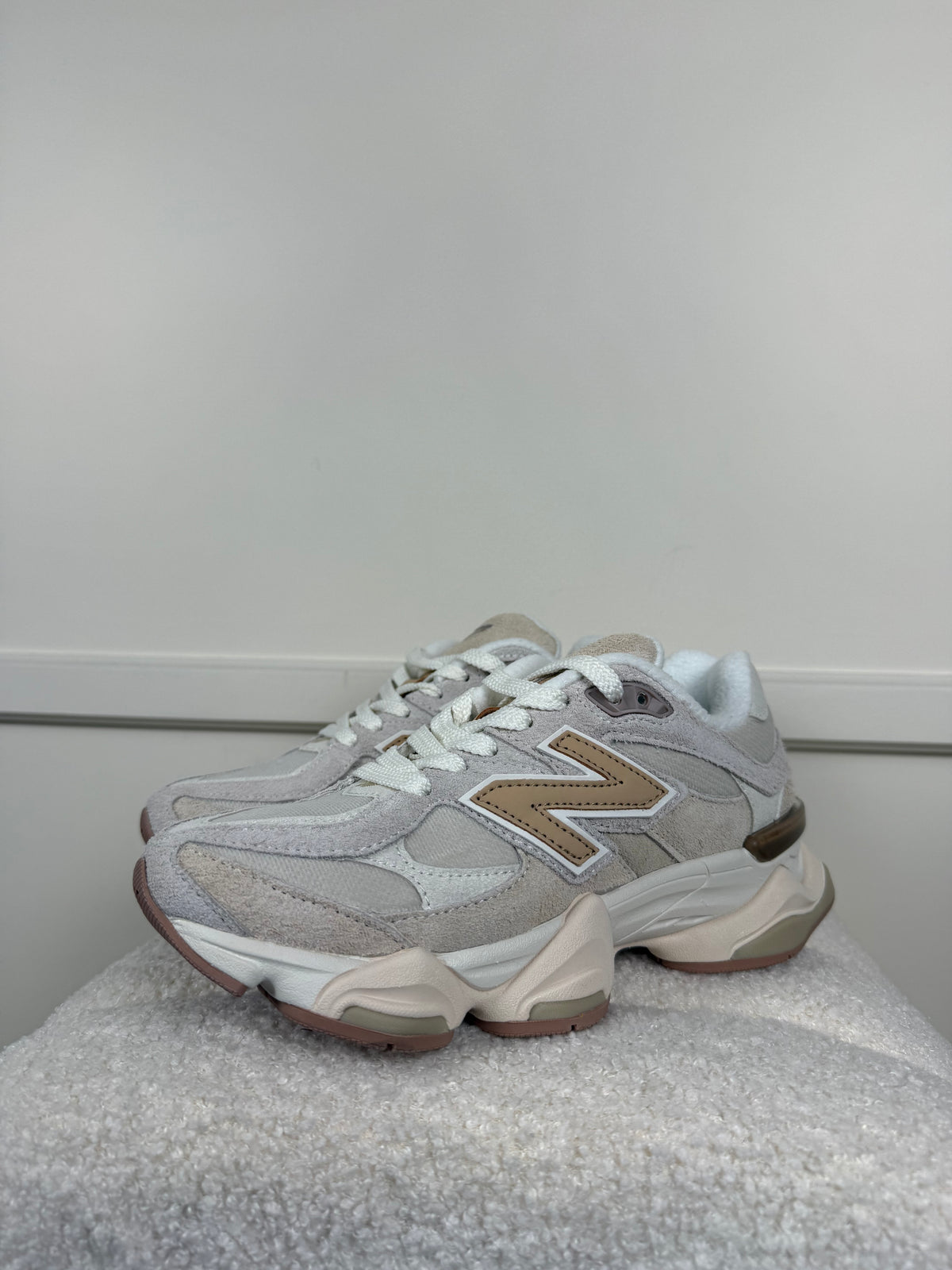 New Balance 9060 Sneakers – Beige/Weiss – Gr. 38.5 EU