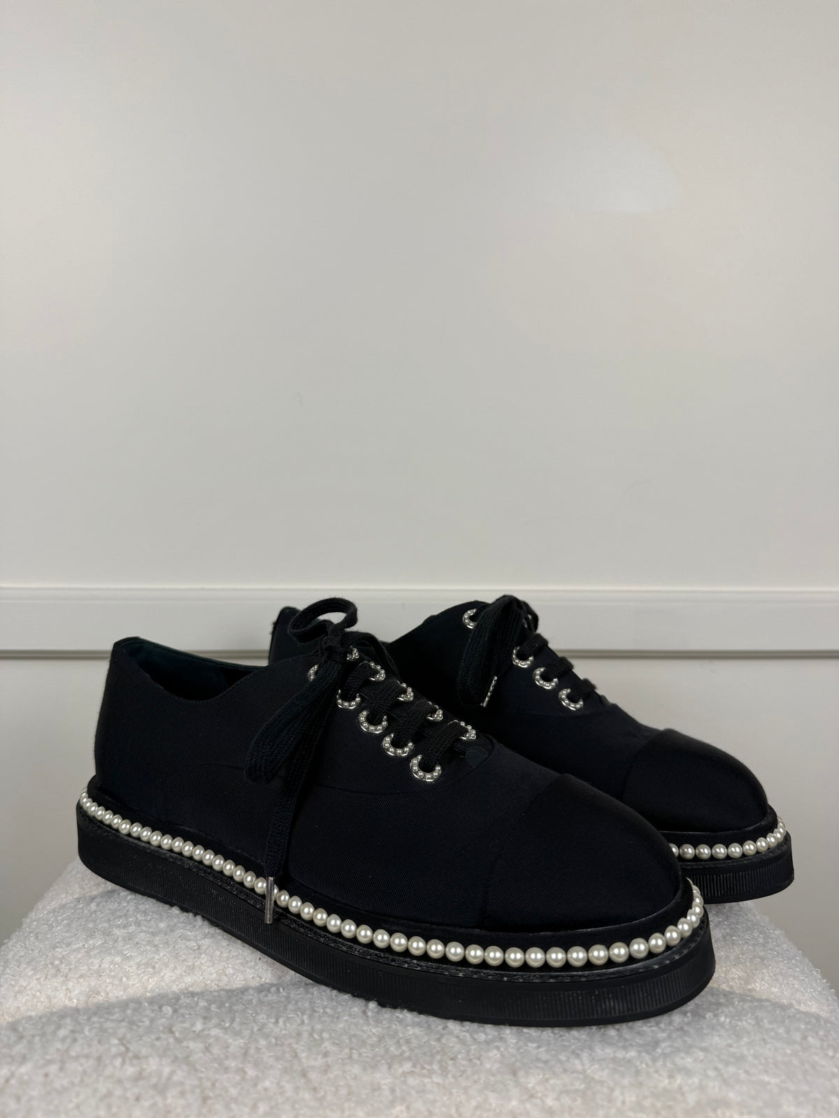 Chanel Lace-Up Schuhe mit Perlen – Schwarz – Gr. 39.5 EU