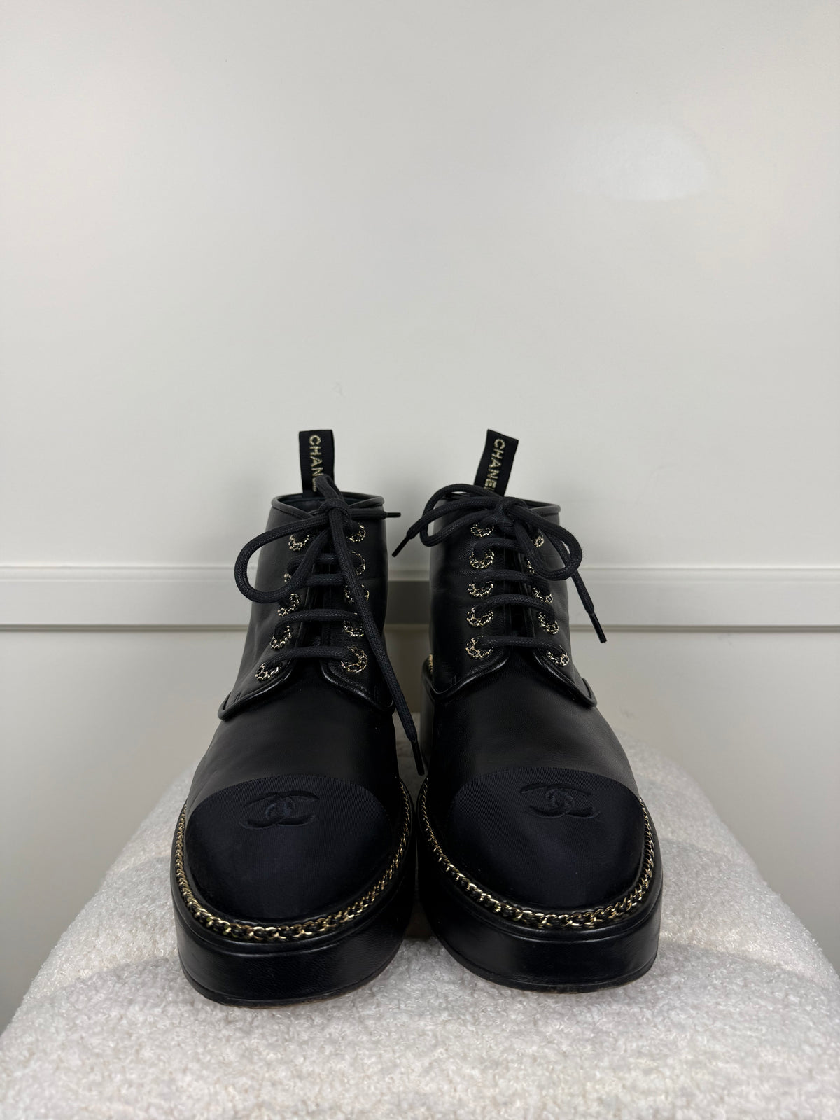 Chanel Schnürstiefel mit Kettendetails – Schwarz – Gr. 40 EU