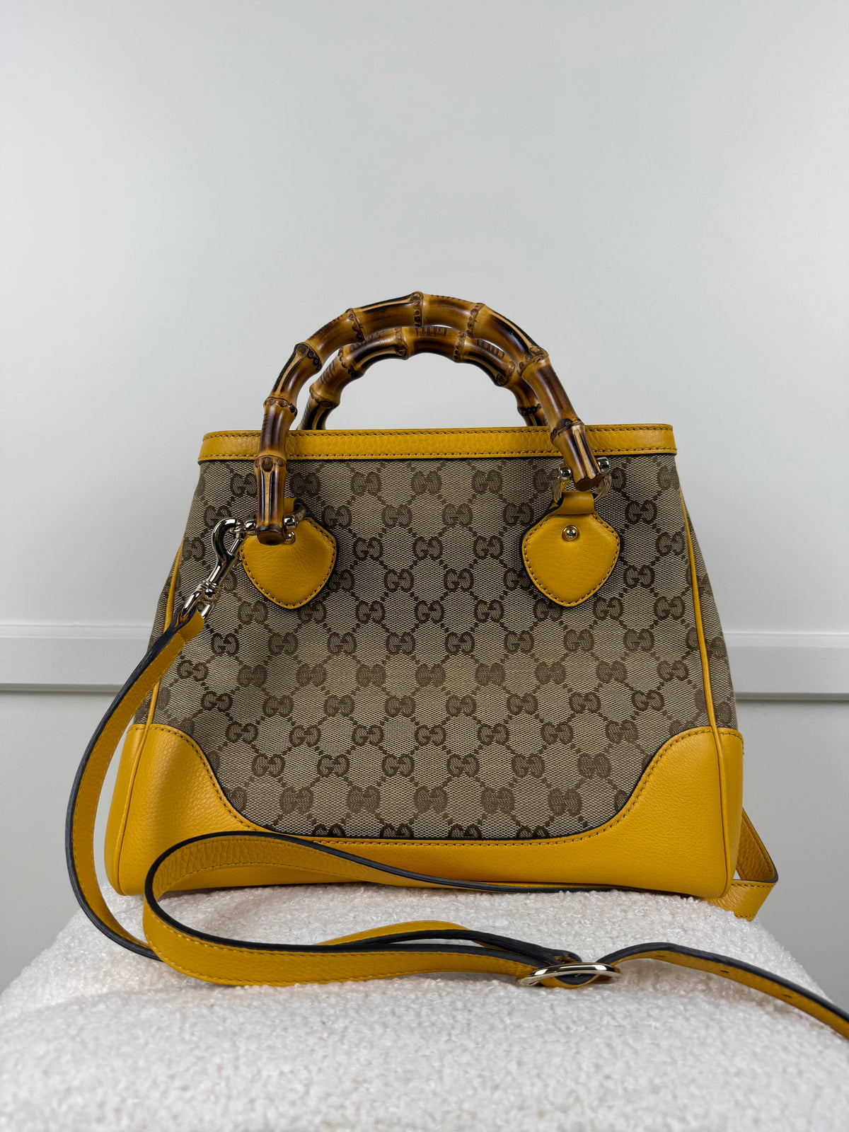 Gucci Bamboo Diana Satchel-Tasche aus GG Canvas – Gelb