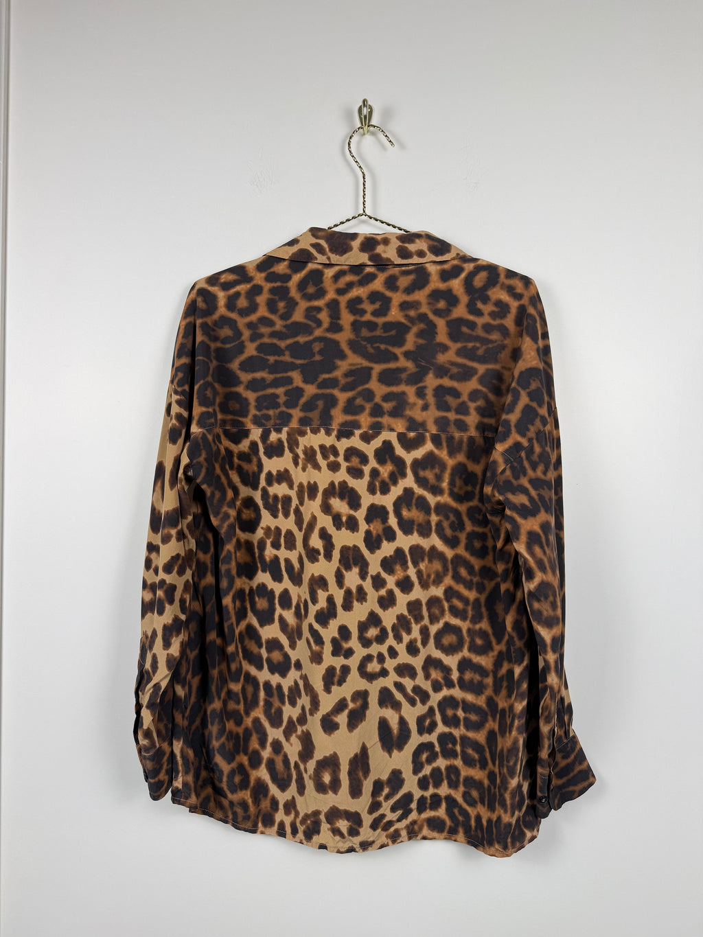 Jadicted Seidenbluse mit Leo-Muster – Braun/Schwarz – Gr. S